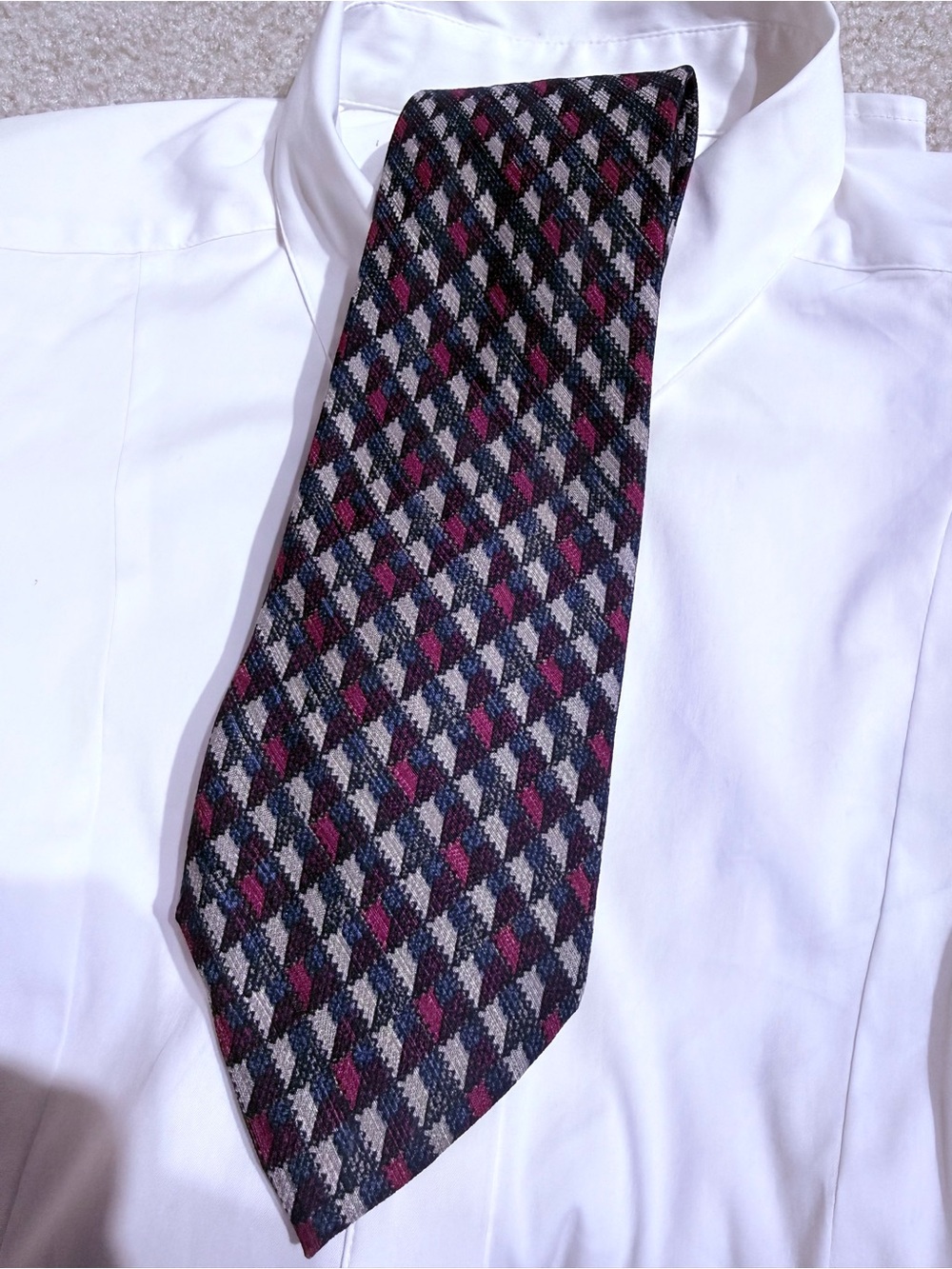 Vintage Fendi Men’s Patterned 100% Silk Tie in Red, Navy & Gray, Italy - Picture 1 of 6